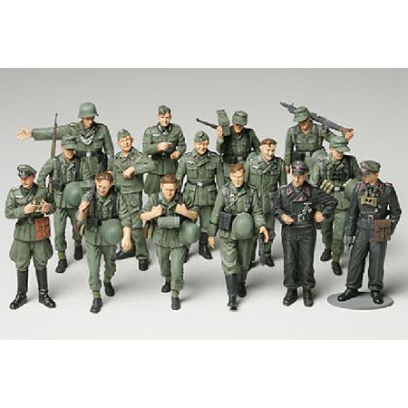1/48 WWII German Infantry on Maneuvers