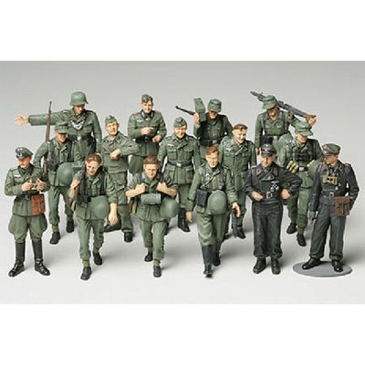1/48 WWII German Infantry on Maneuvers