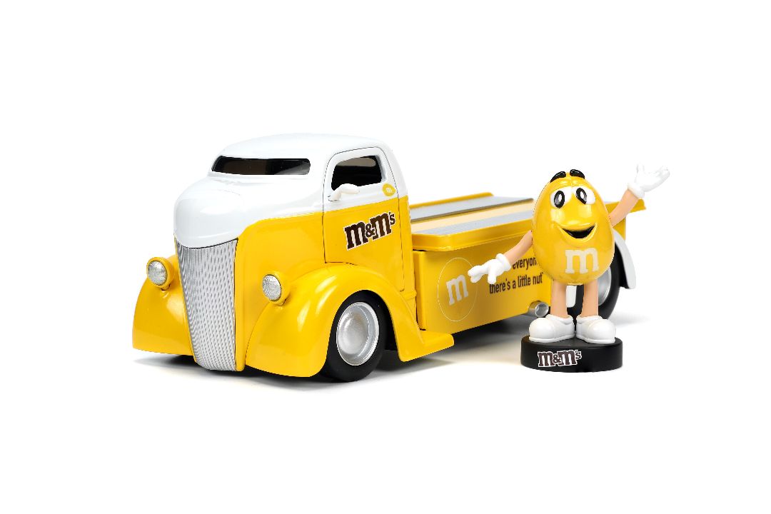 Jada 1/24 "Hollywood Rides" Mars 1947 Ford COE Flatbed with Yellow M&M's